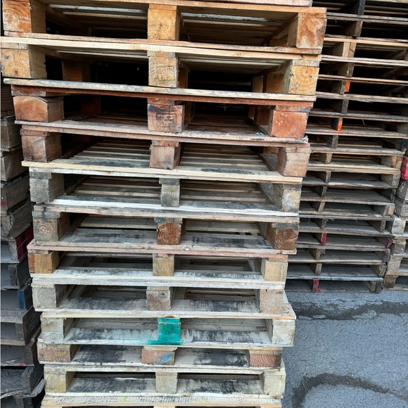 48/40 PALLETS ALL GRADE OF PALLETS - Picture 3 of 4